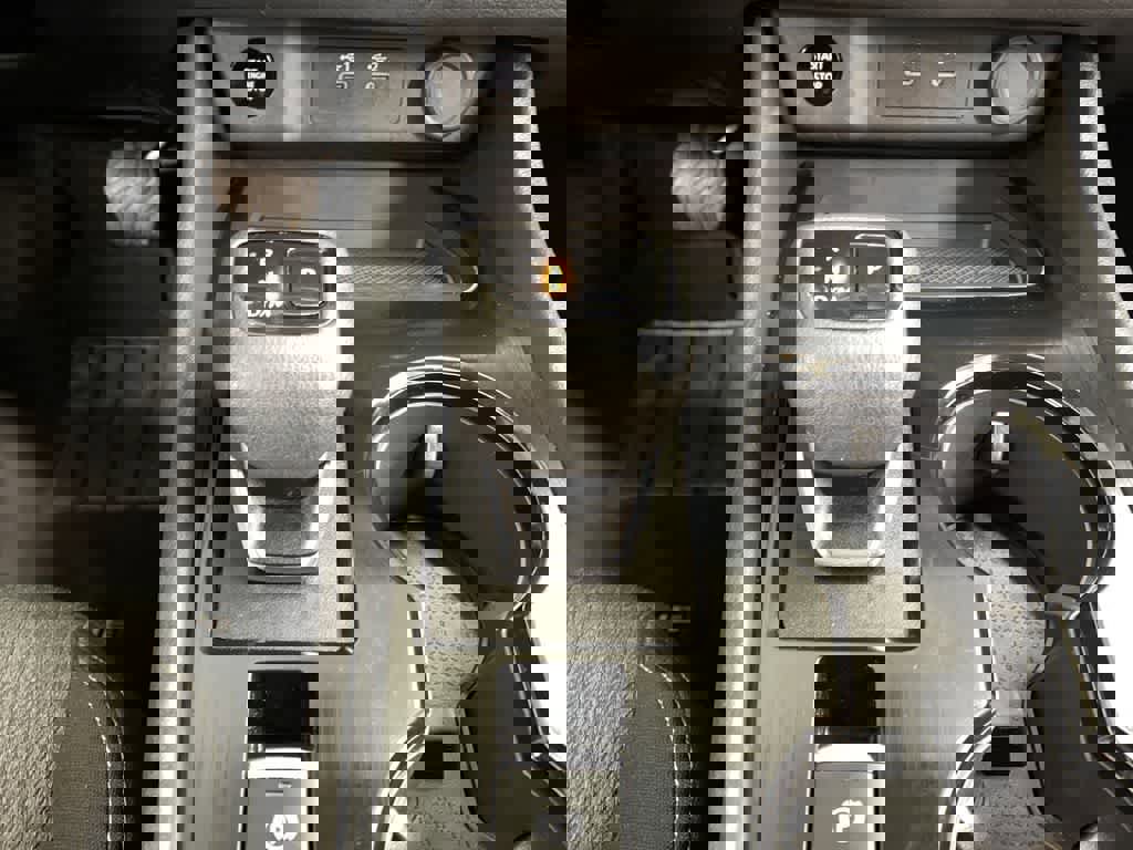 Used 2024 Nissan Rogue SV image 26