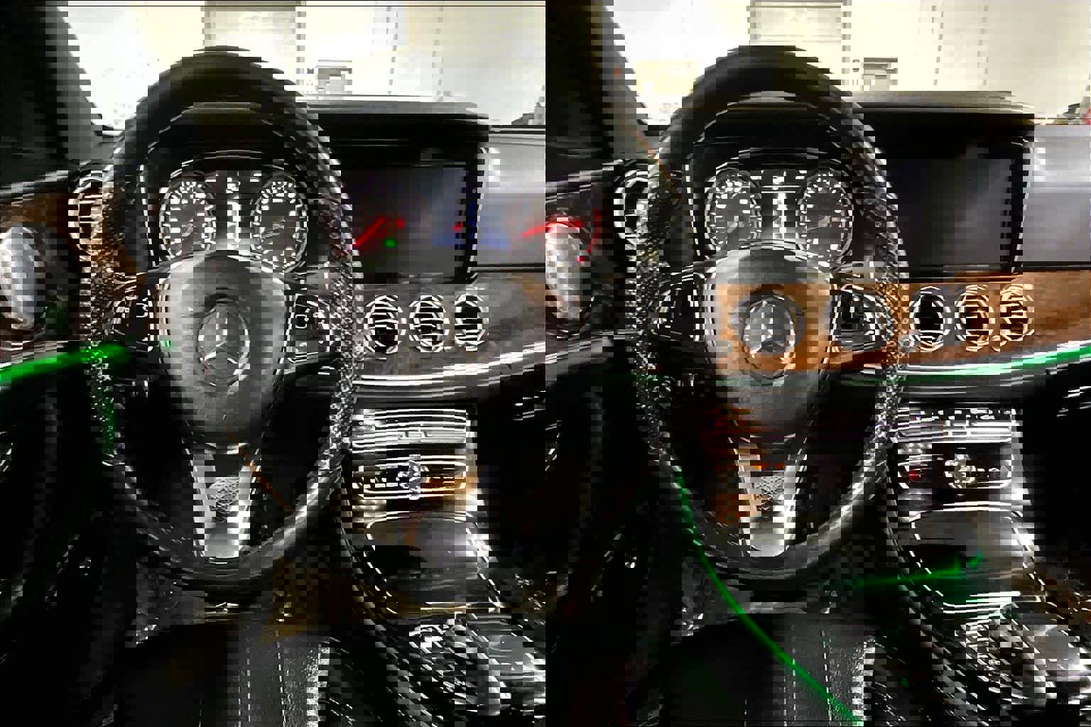 Used 2017 Mercedes-Benz E 300 4MATIC image 5