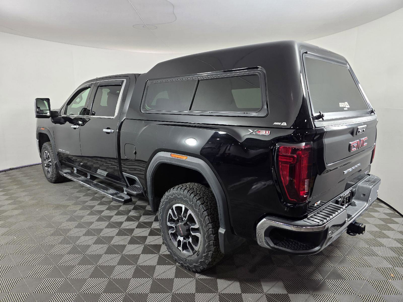 Used 2021 GMC Sierra 3500 SLT w/ SLT Preferred Package AWD/4WD image 3