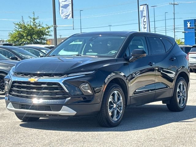 Used 2025 Chevrolet Blazer LT FWD image 1