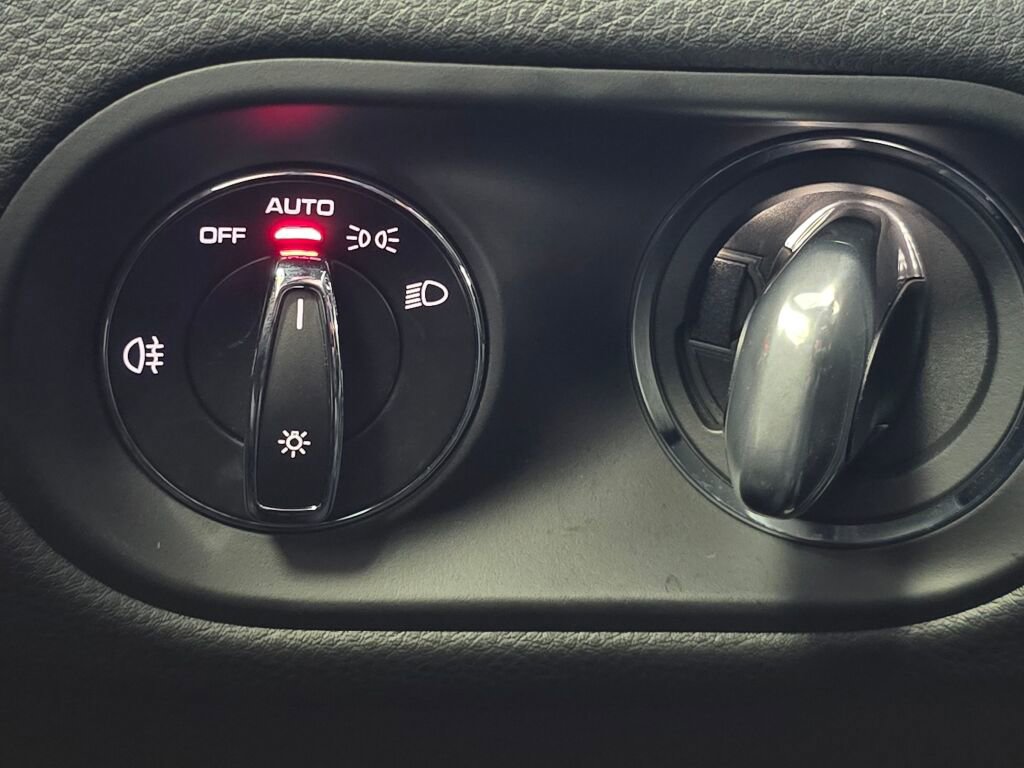 Certified 2025 Porsche Macan image 36