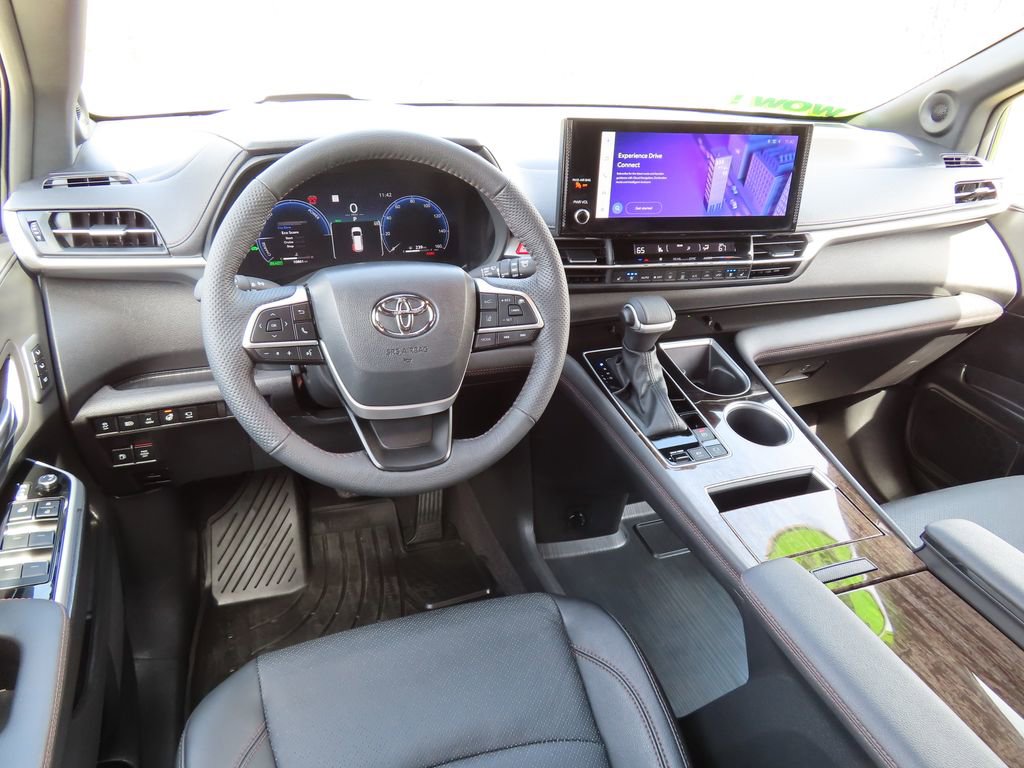Used 2025 Toyota Sienna Platinum AWD/4WD image 4