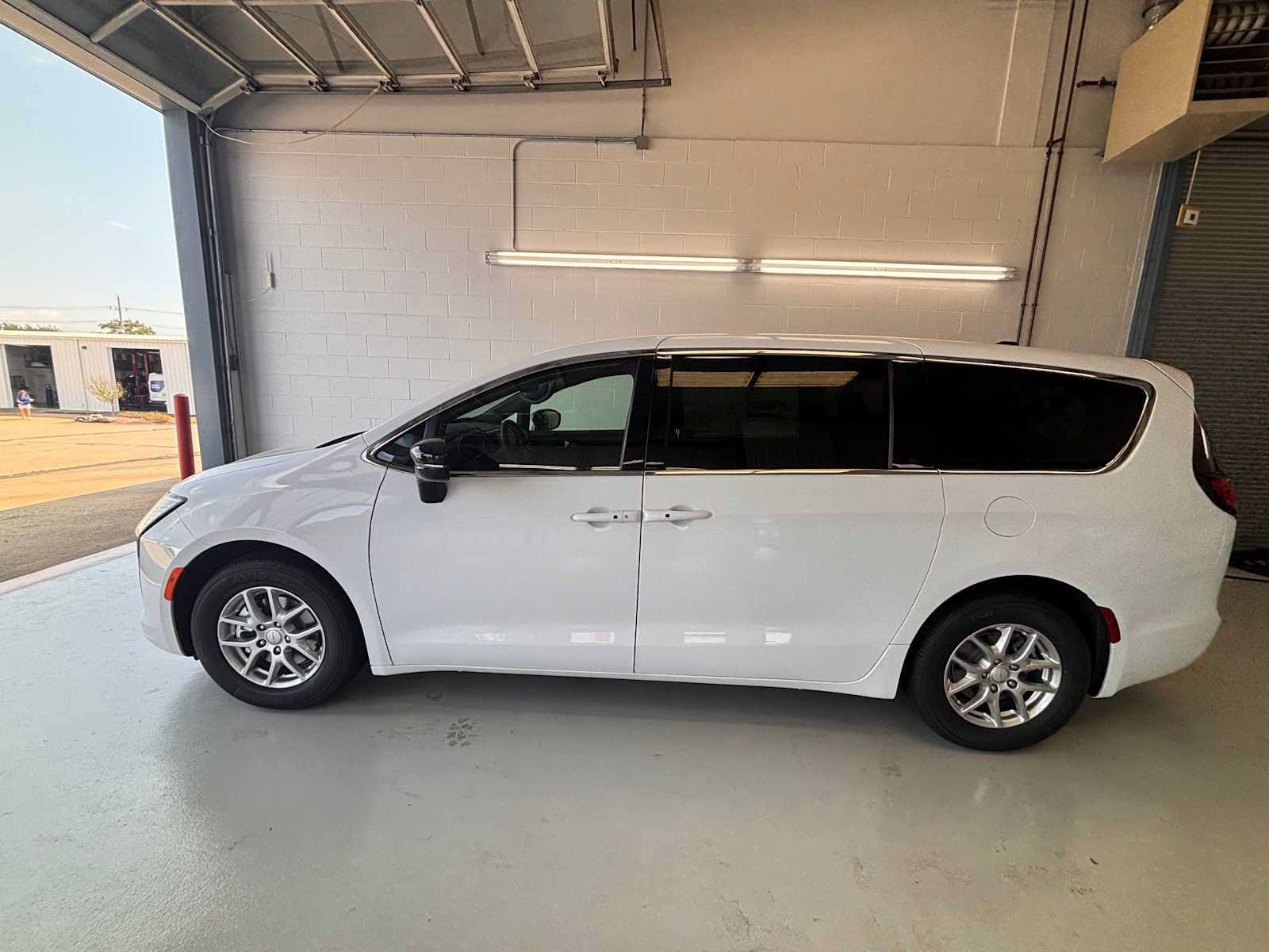 New 2027 Chrysler Pacifica Select FWD image 8