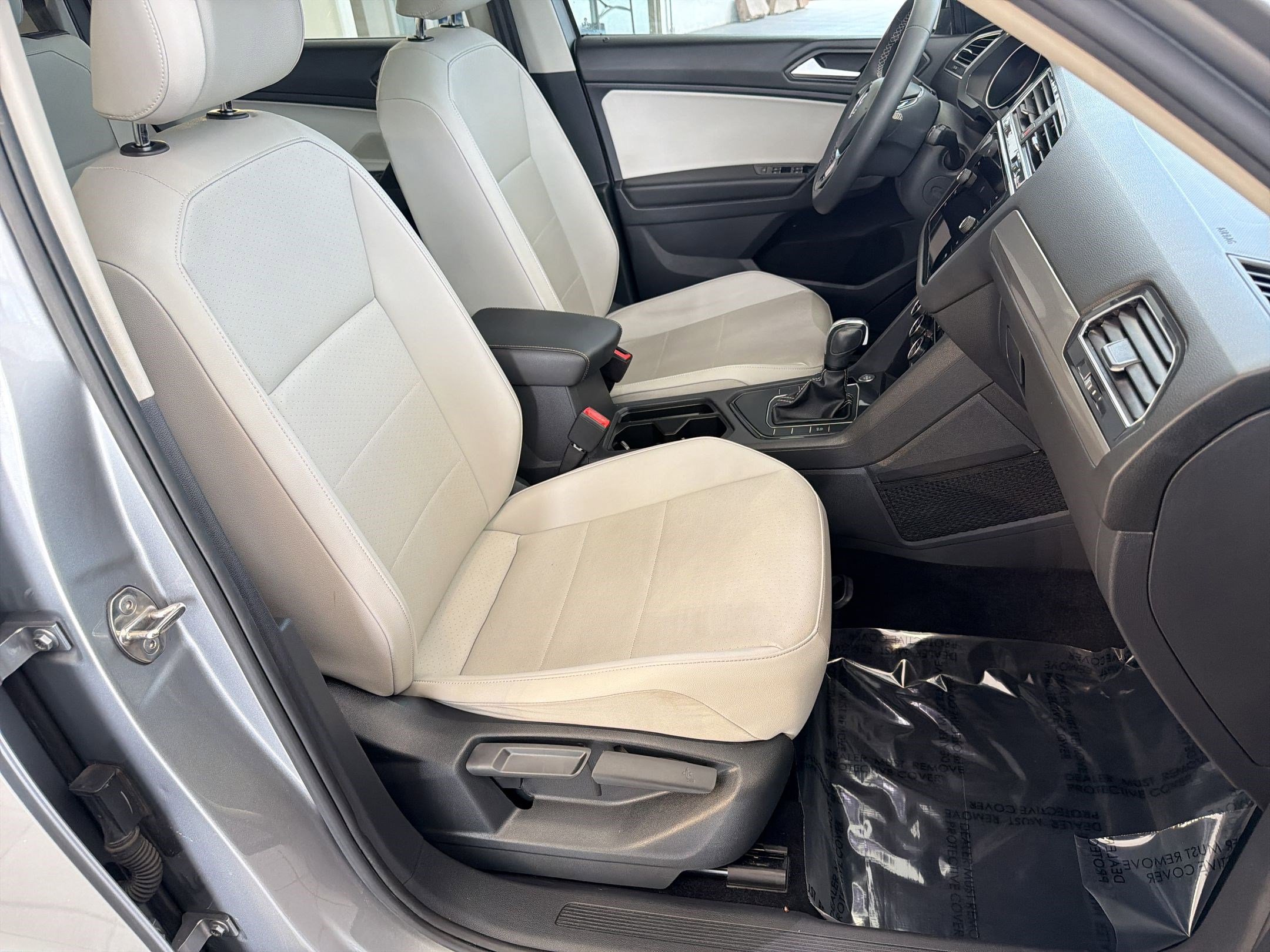 Used 2021 Volkswagen Tiguan SE w/ Panoramic Sunroof Package image 30