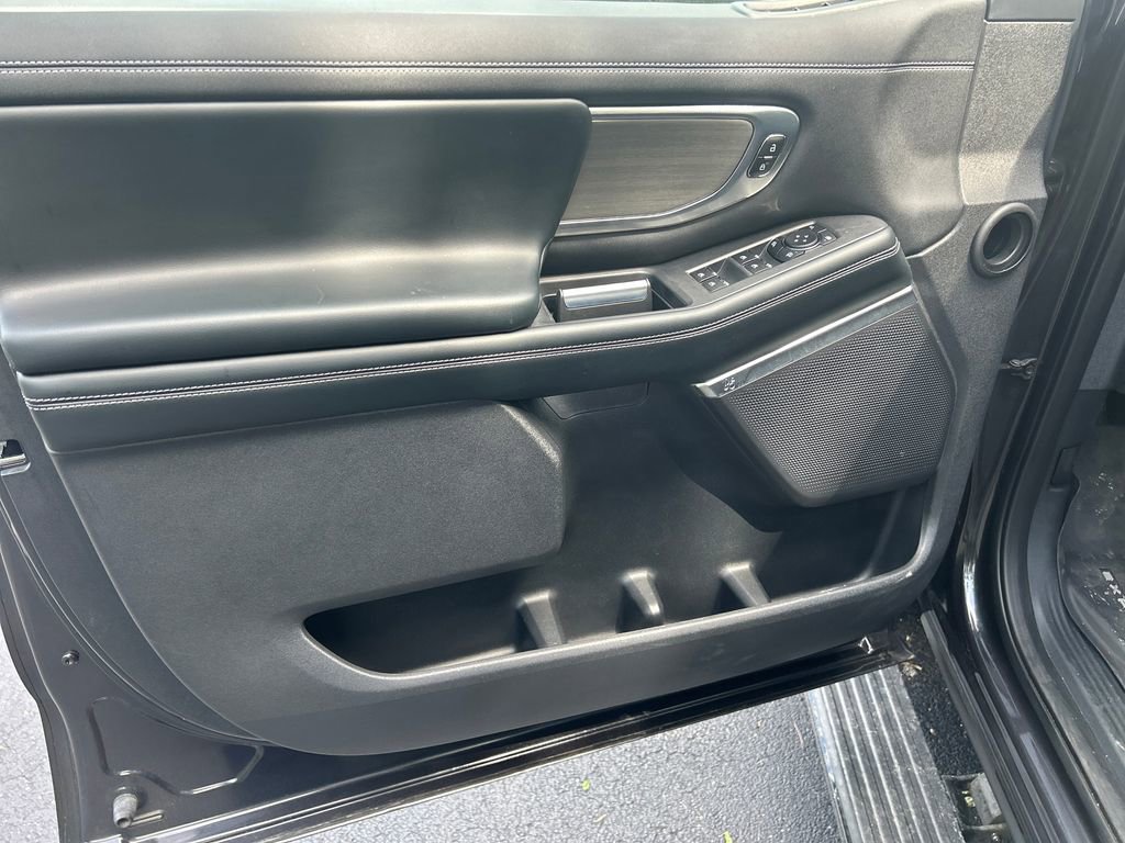 Used 2025 Ford Expedition Platinum AWD/4WD image 12