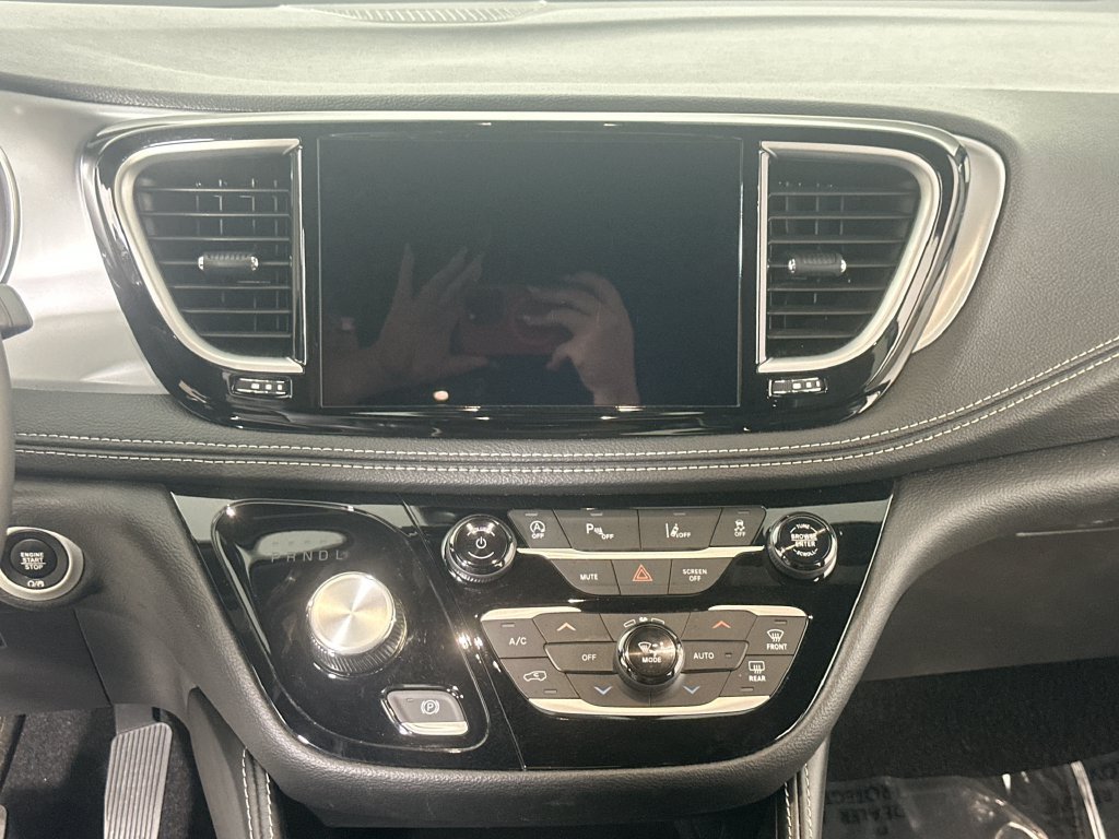 Used 2025 Chrysler Pacifica Limited FWD image 20