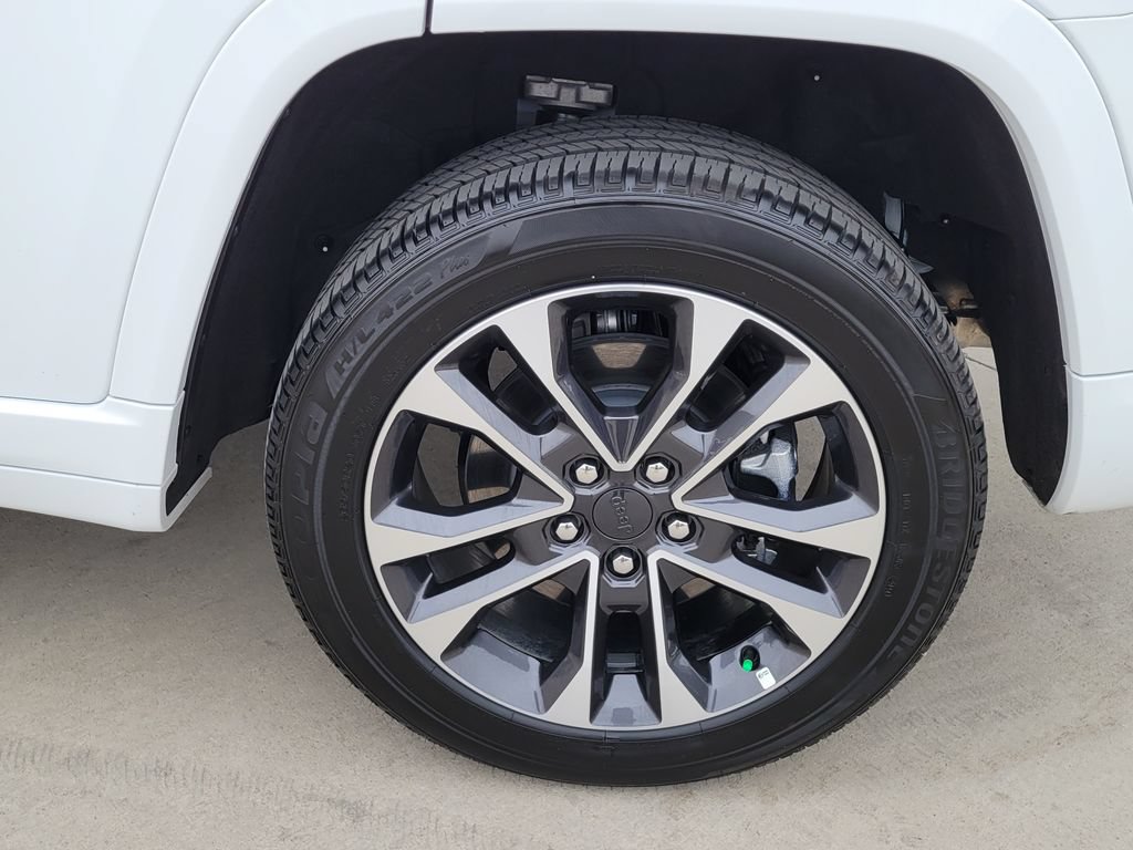Used 2025 Jeep Grand Cherokee Overland w/ Advanced Protech Group III AWD/4WD image 15