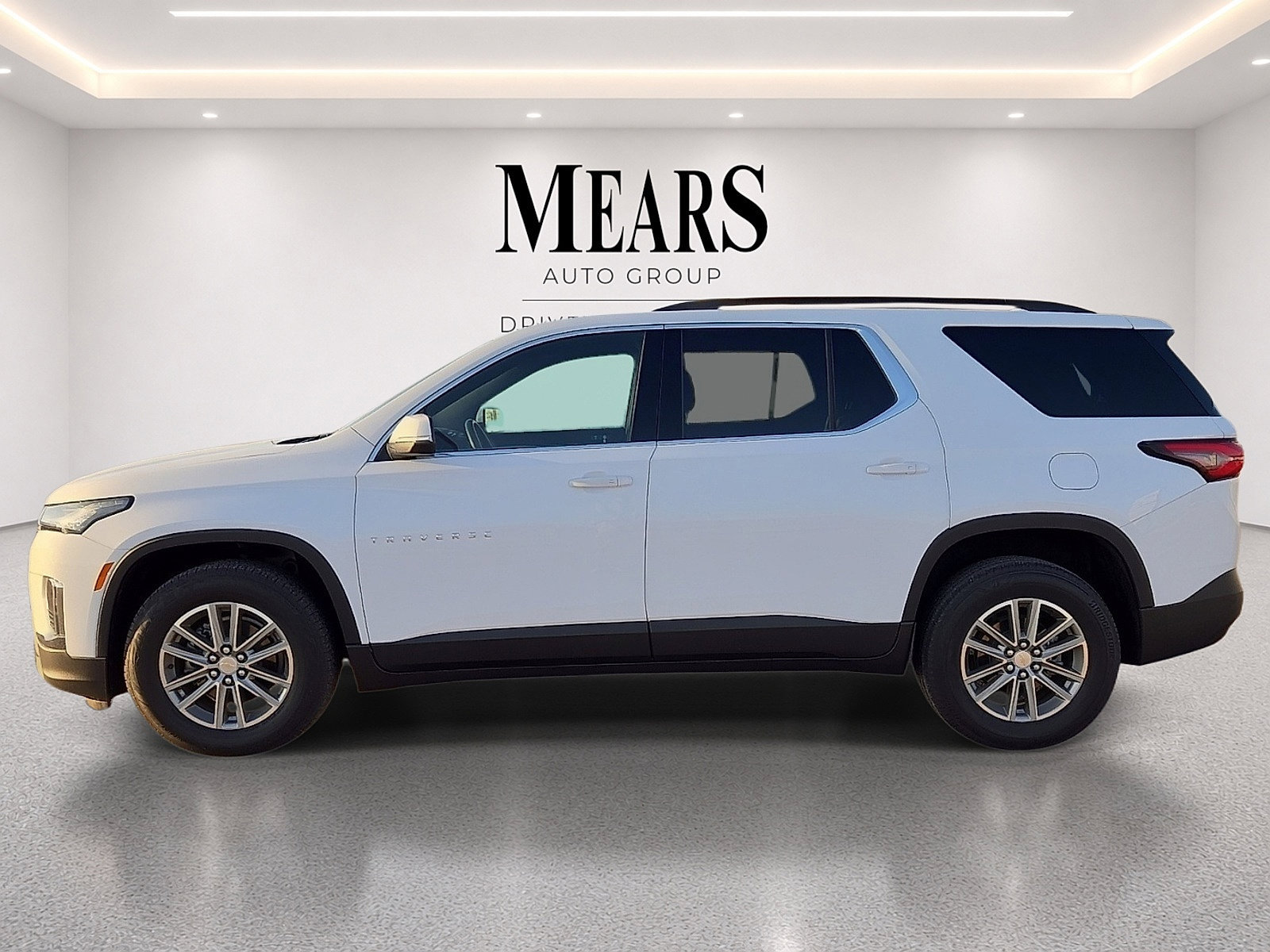Used 2023 Chevrolet Traverse LT FWD image 2