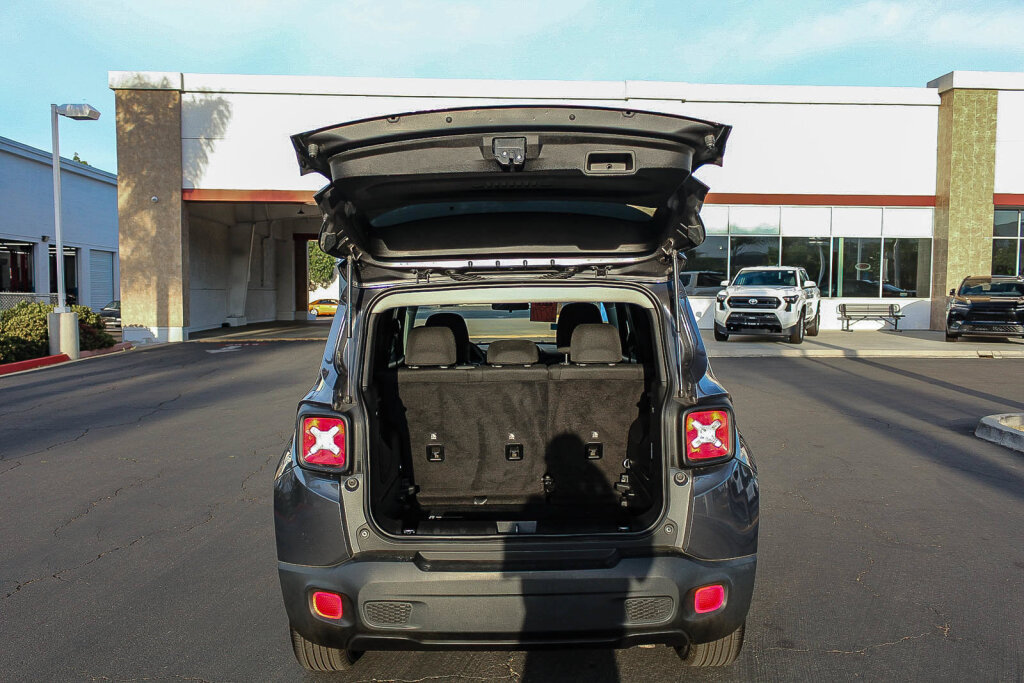 Used 2023 Jeep Renegade Latitude AWD/4WD image 17