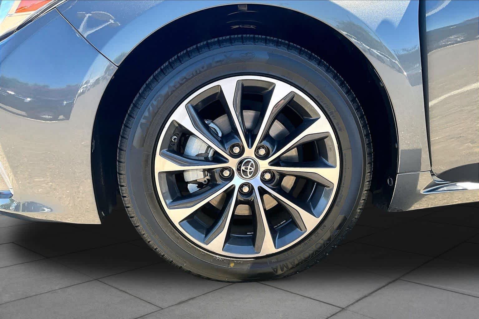 Used 2017 Toyota Avalon XLE w/ All Weather Liner Package FWD image 10