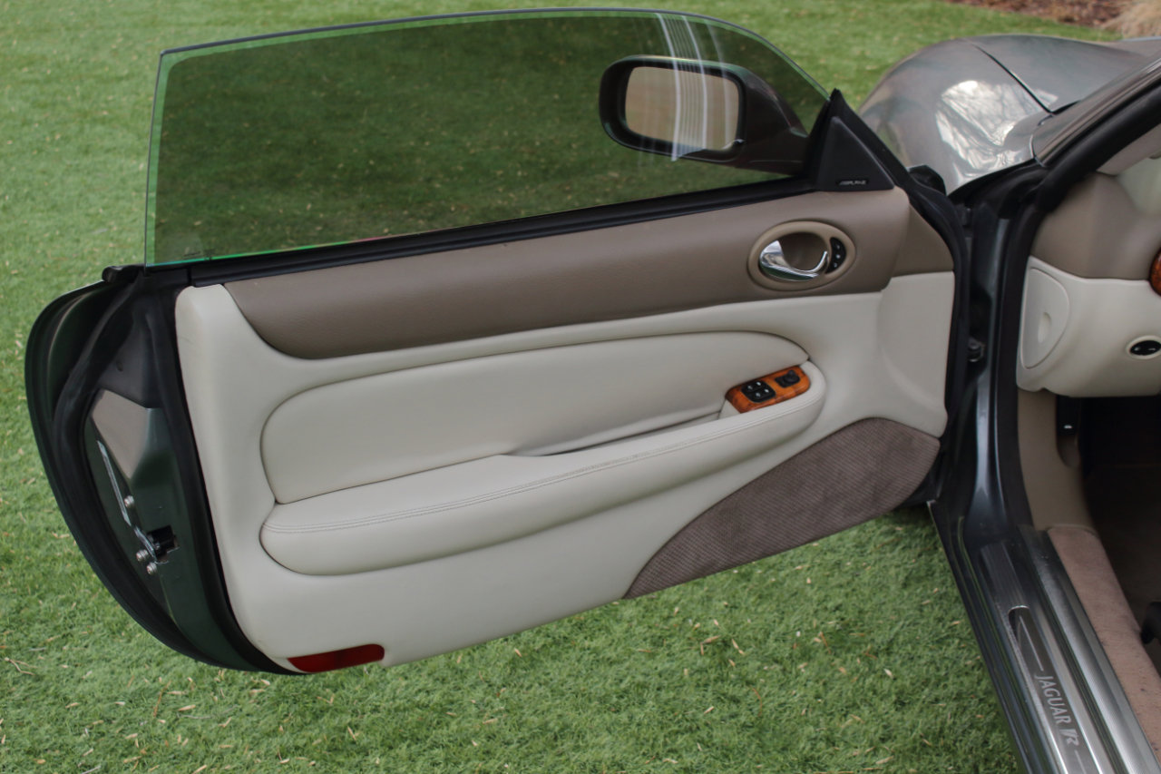 Used 2003 Jaguar XK8 Coupe image 32