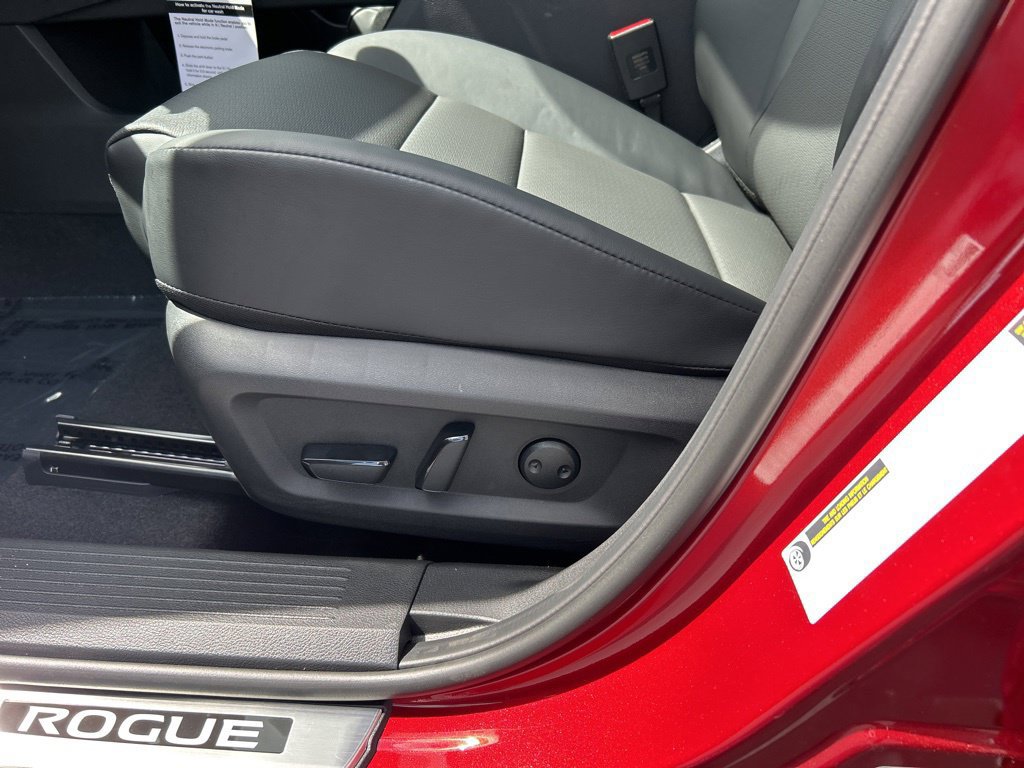 Used 2026 Nissan Rogue Dark Armor FWD image 17
