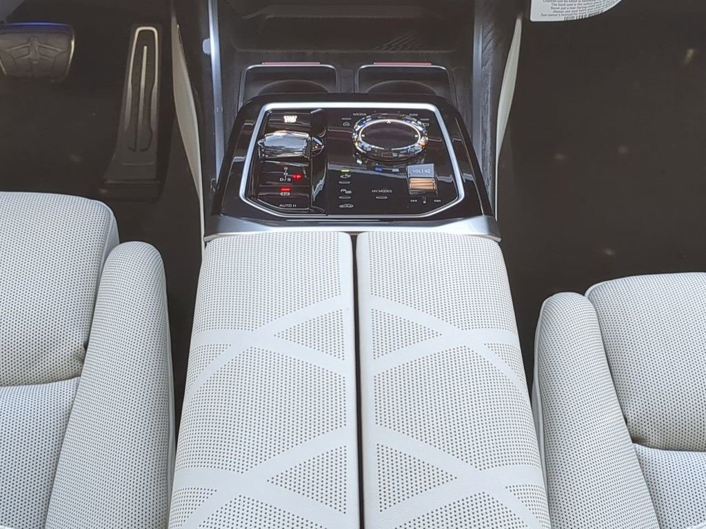 New 2026 BMW 740i w/ Premium Package image 19