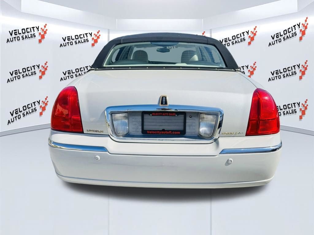 Used 2004 Lincoln Town Car Ultimate RWD image 4
