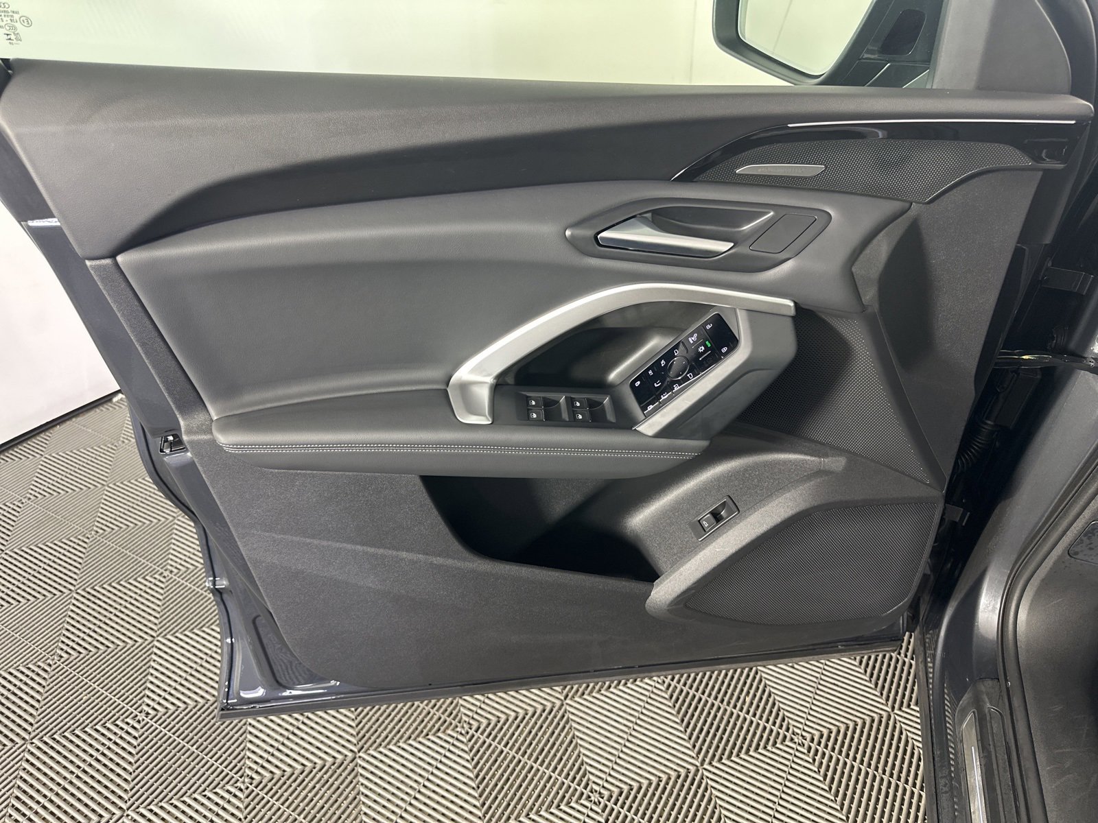 Certified 2025 Audi Q5 2.0T Premium Plus w/ Premium Plus image 17