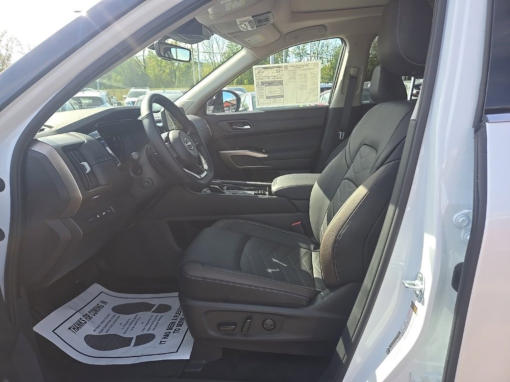 New 2025 Nissan Pathfinder Platinum w/ Lighting Package (N92) image 9