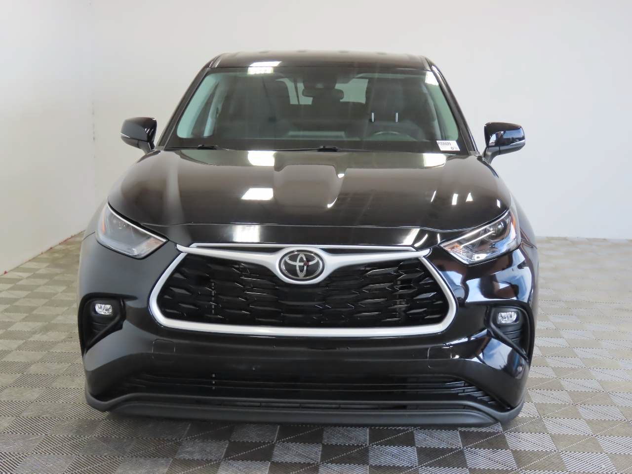 Used 2024 Toyota Highlander LE AWD/4WD image 2