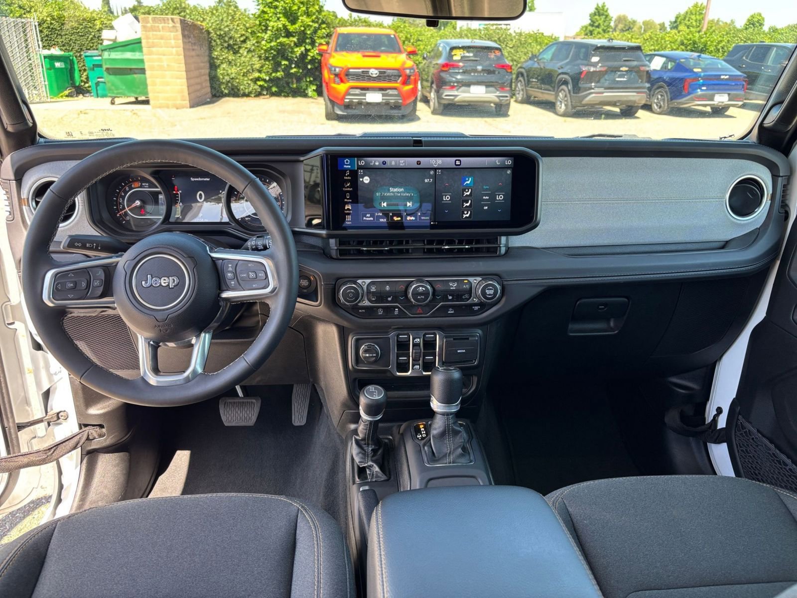 Used 2025 Jeep Wrangler Unlimited Sahara AWD/4WD image 32
