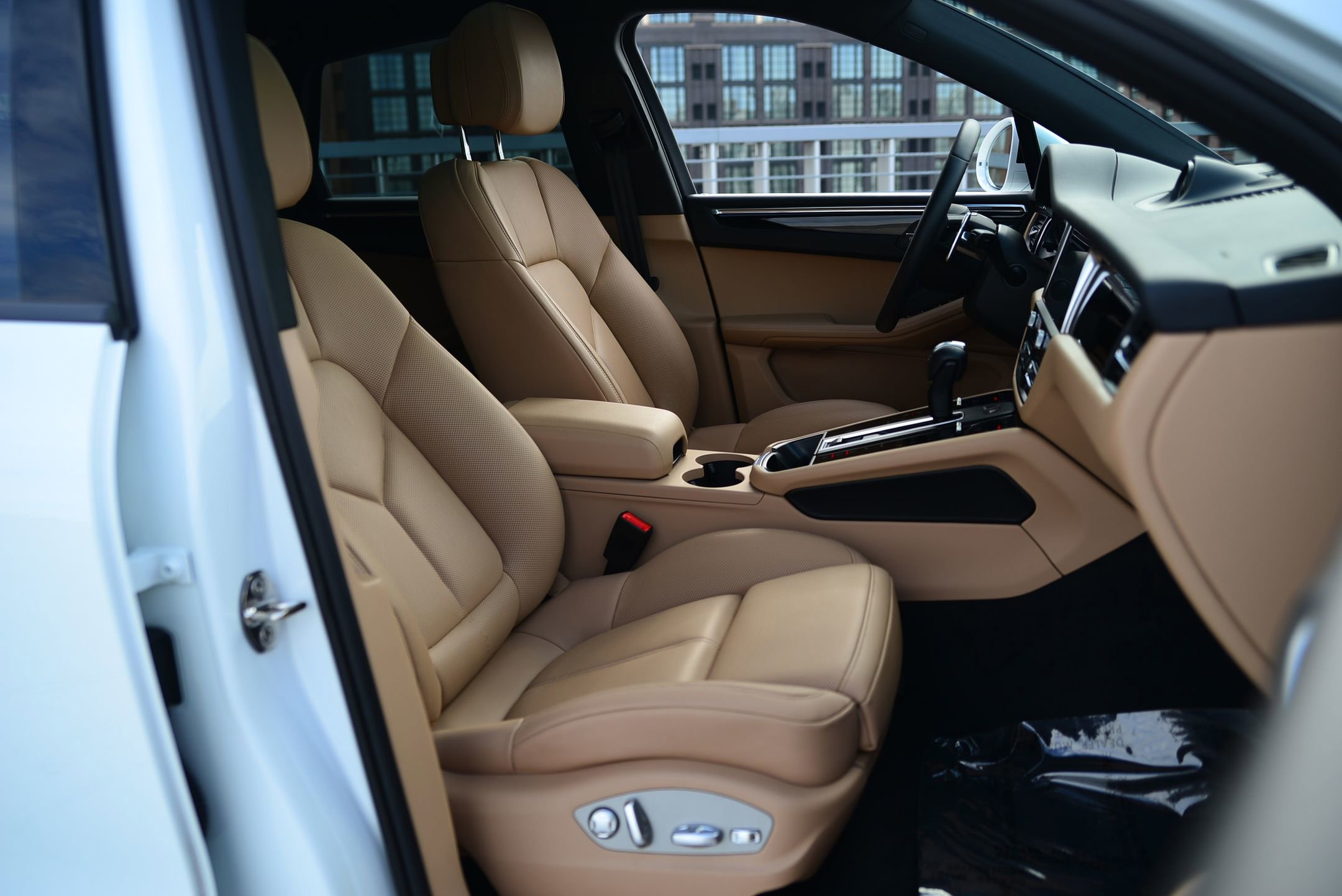 Certified 2025 Porsche Macan image 23