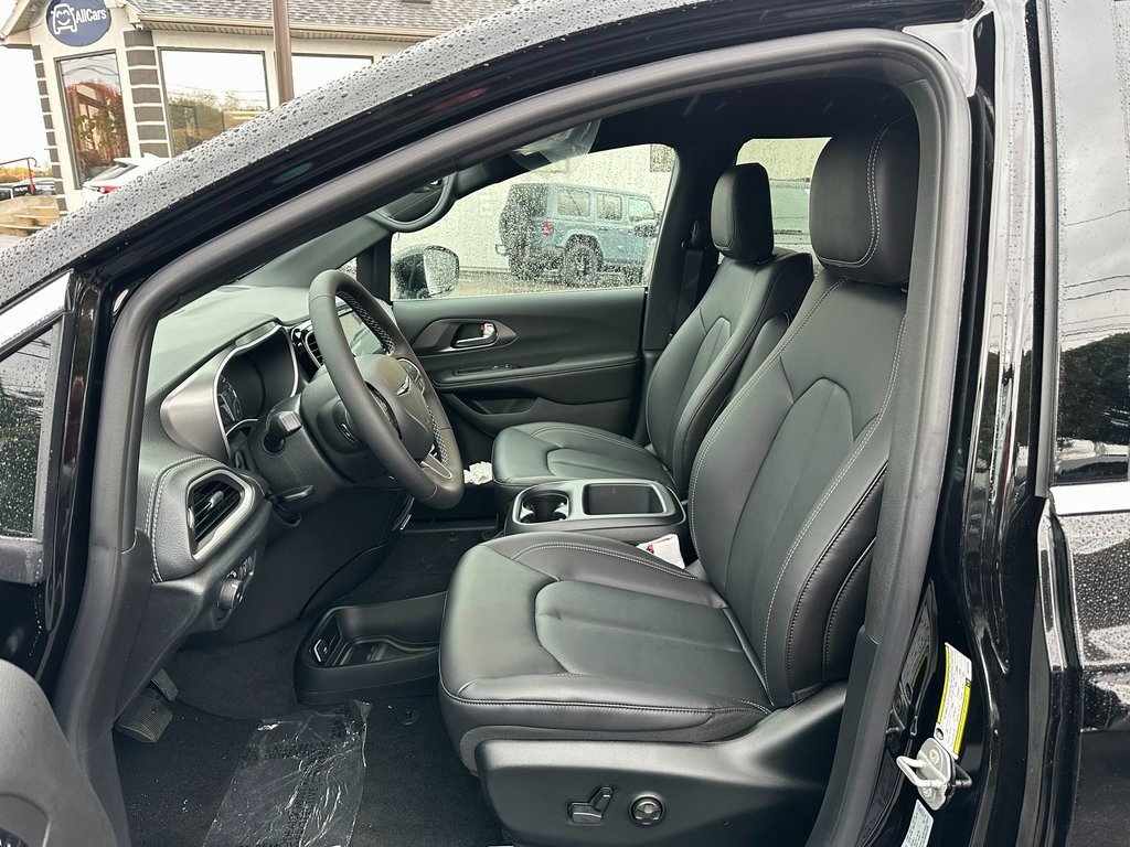 New 2026 Chrysler Pacifica Select image 12