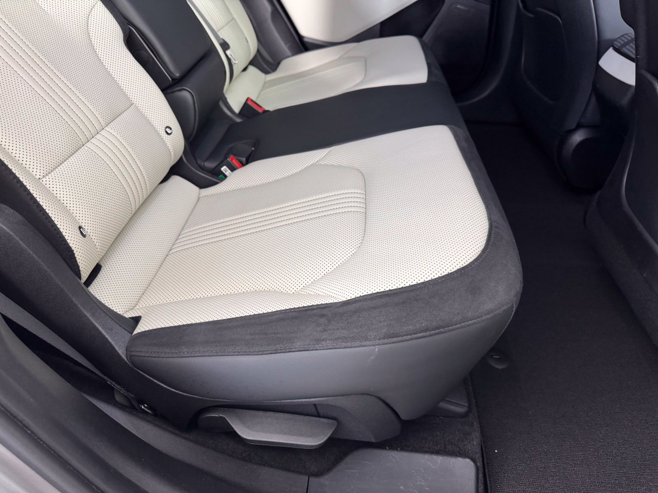 Used 2024 Kia EV6 GT-Line w/ GT-Line White Seat Package AWD/4WD image 32