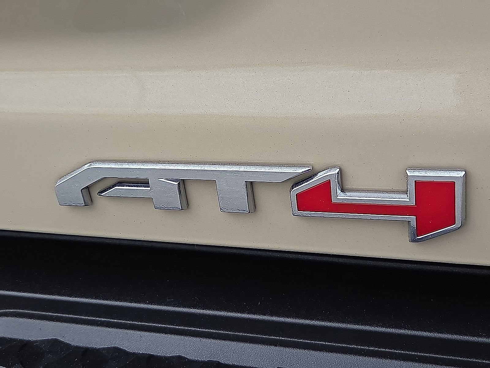 Used 2023 GMC Canyon AT4 w/ LPO, Skid Plate Package AWD/4WD image 9