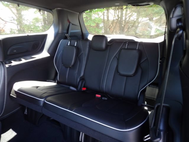 New 2026 Chrysler Pacifica Limited w/ Uconnect Theater Family Group AWD/4WD image 9