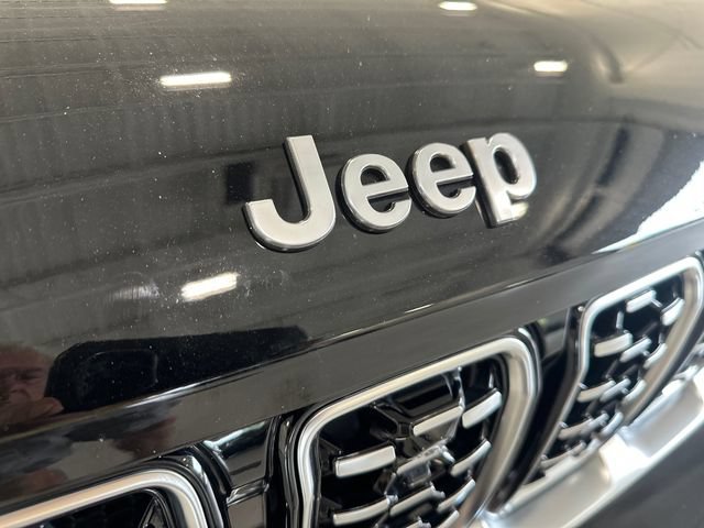 Used 2023 Jeep Grand Cherokee Summit AWD/4WD image 34