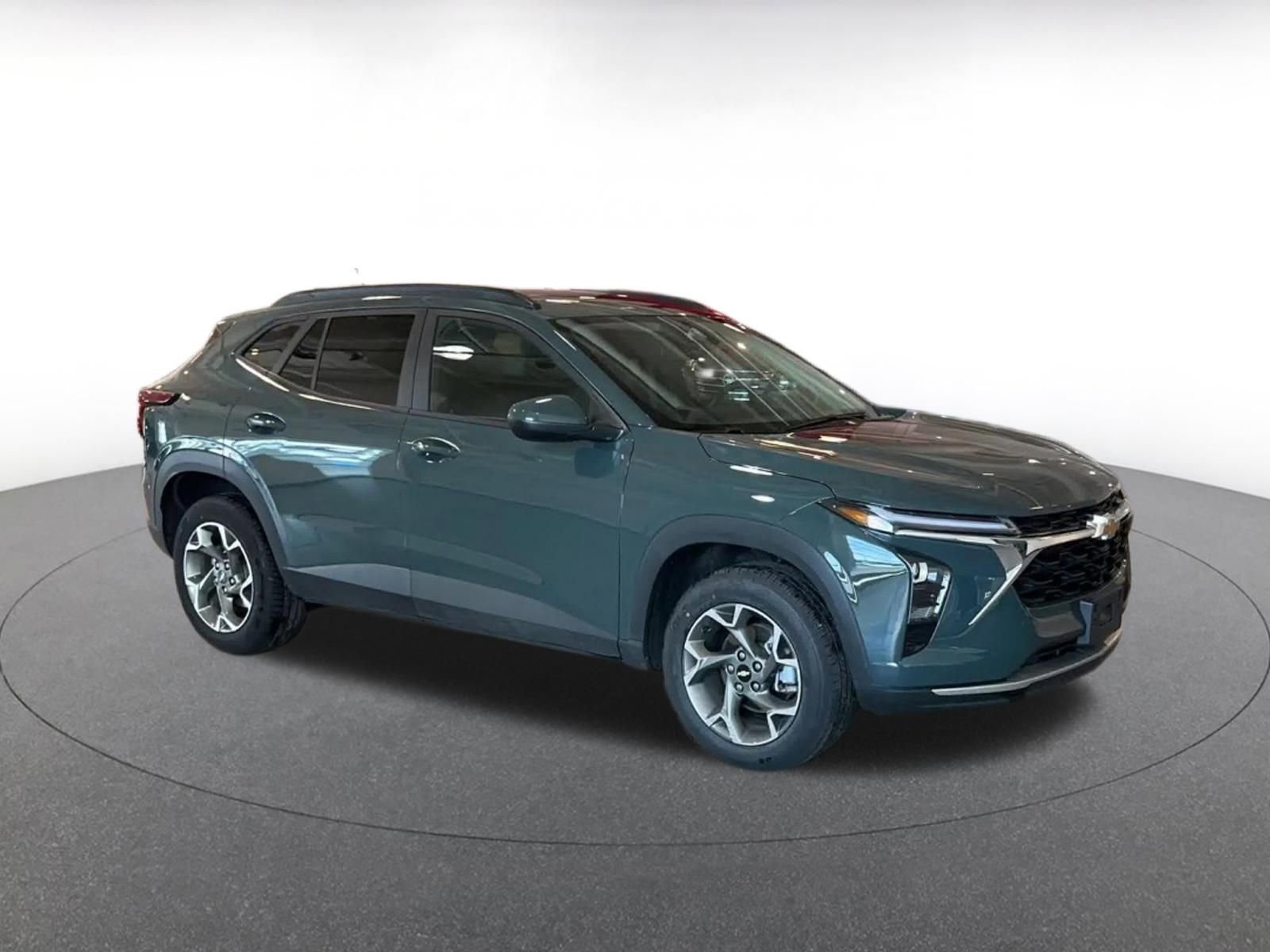 Used 2025 Chevrolet Trax LT w/ LT Convenience Package image 2