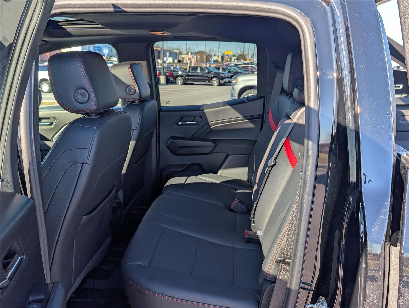 Used 2025 Chevrolet Colorado Z71 w/ Midnight Edition image 14