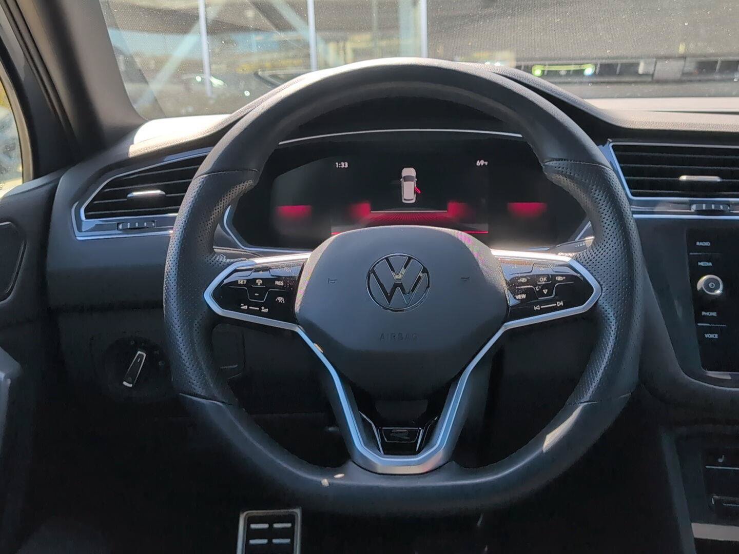 Used 2023 Volkswagen Tiguan SE R-Line AWD/4WD image 9