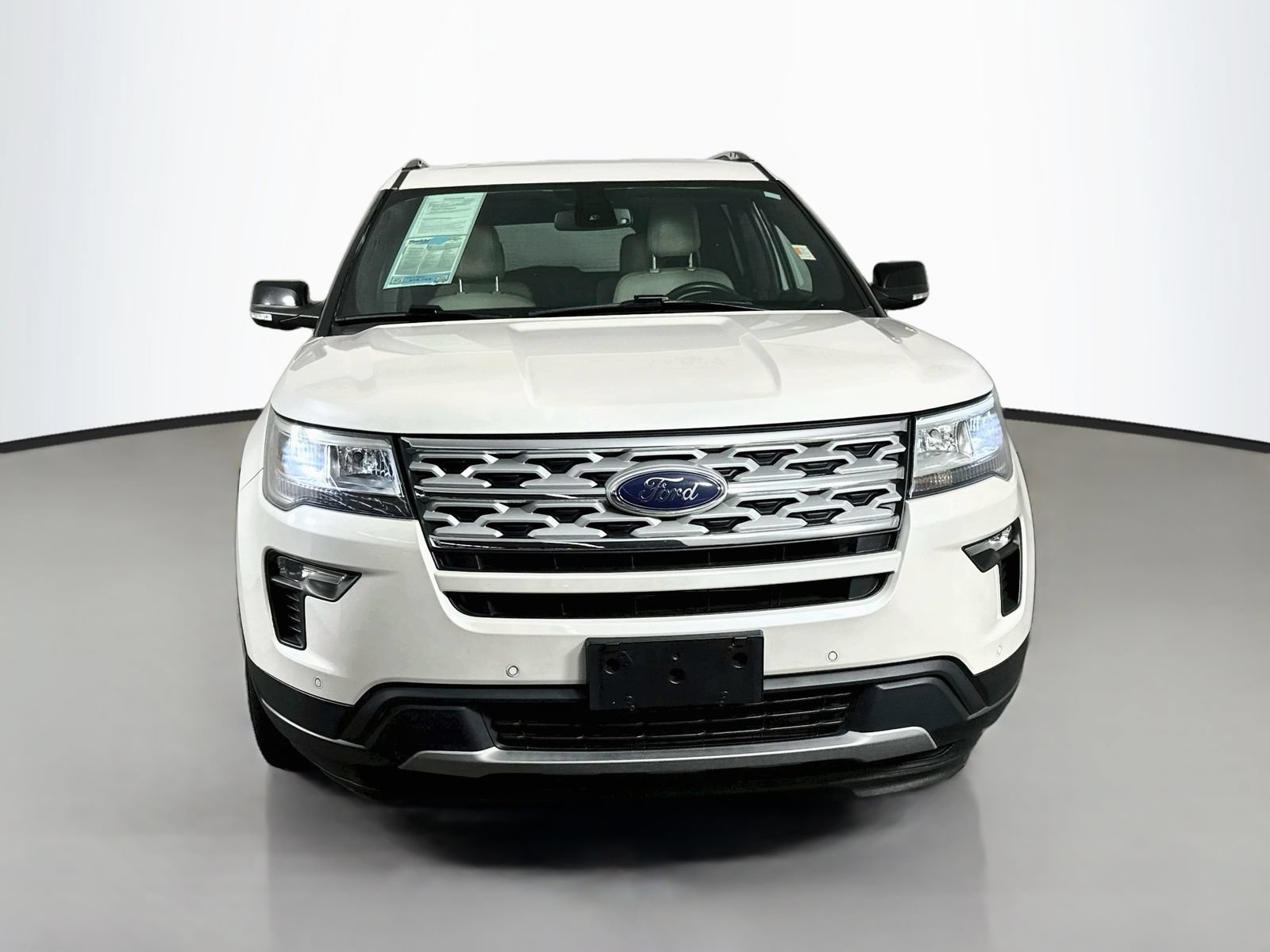 Used 2018 Ford Explorer XLT w/ Equipment Group 202A FWD image 2