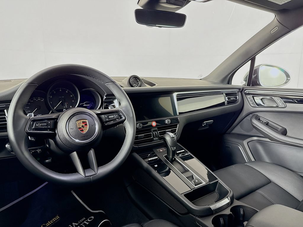 Certified 2025 Porsche Macan AWD/4WD image 25