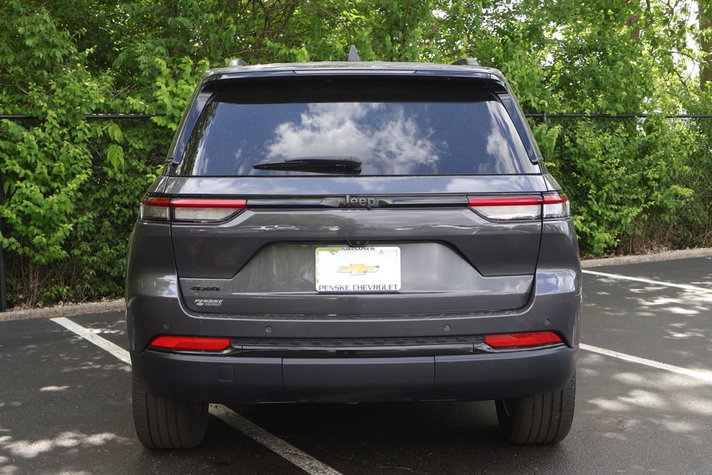 Used 2023 Jeep Grand Cherokee Altitude AWD/4WD image 7