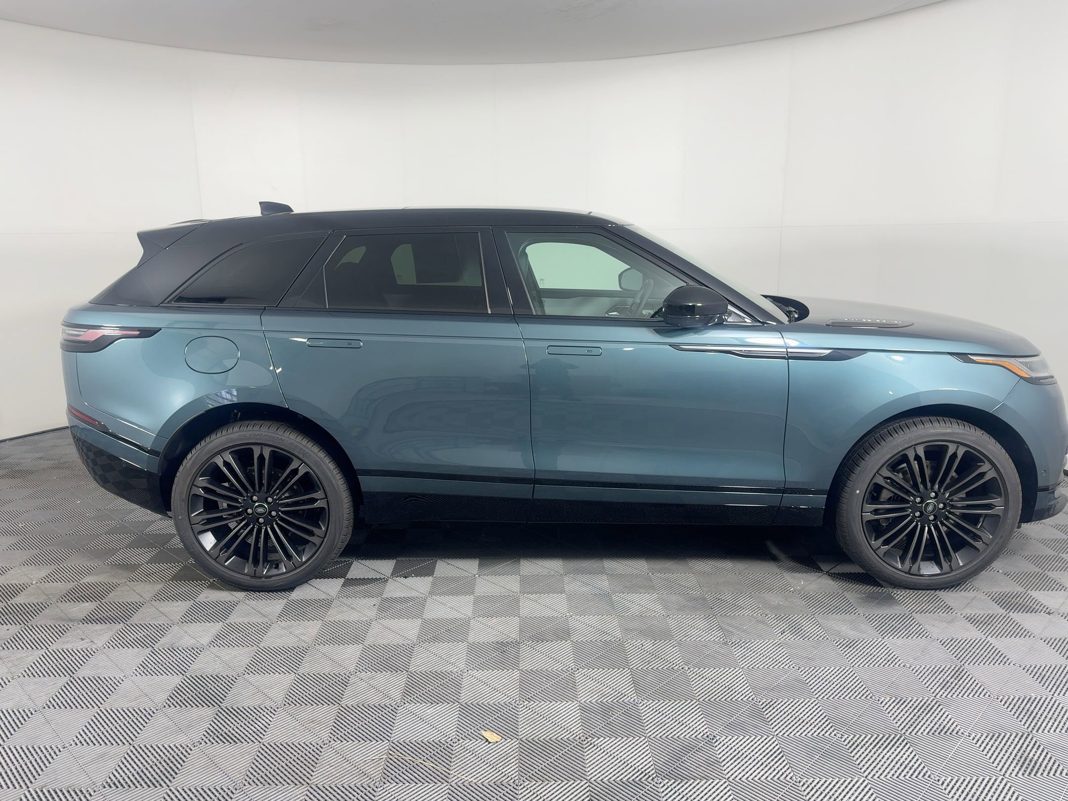 New 2026 Land Rover Range Rover Velar Dynamic SE AWD/4WD image 9