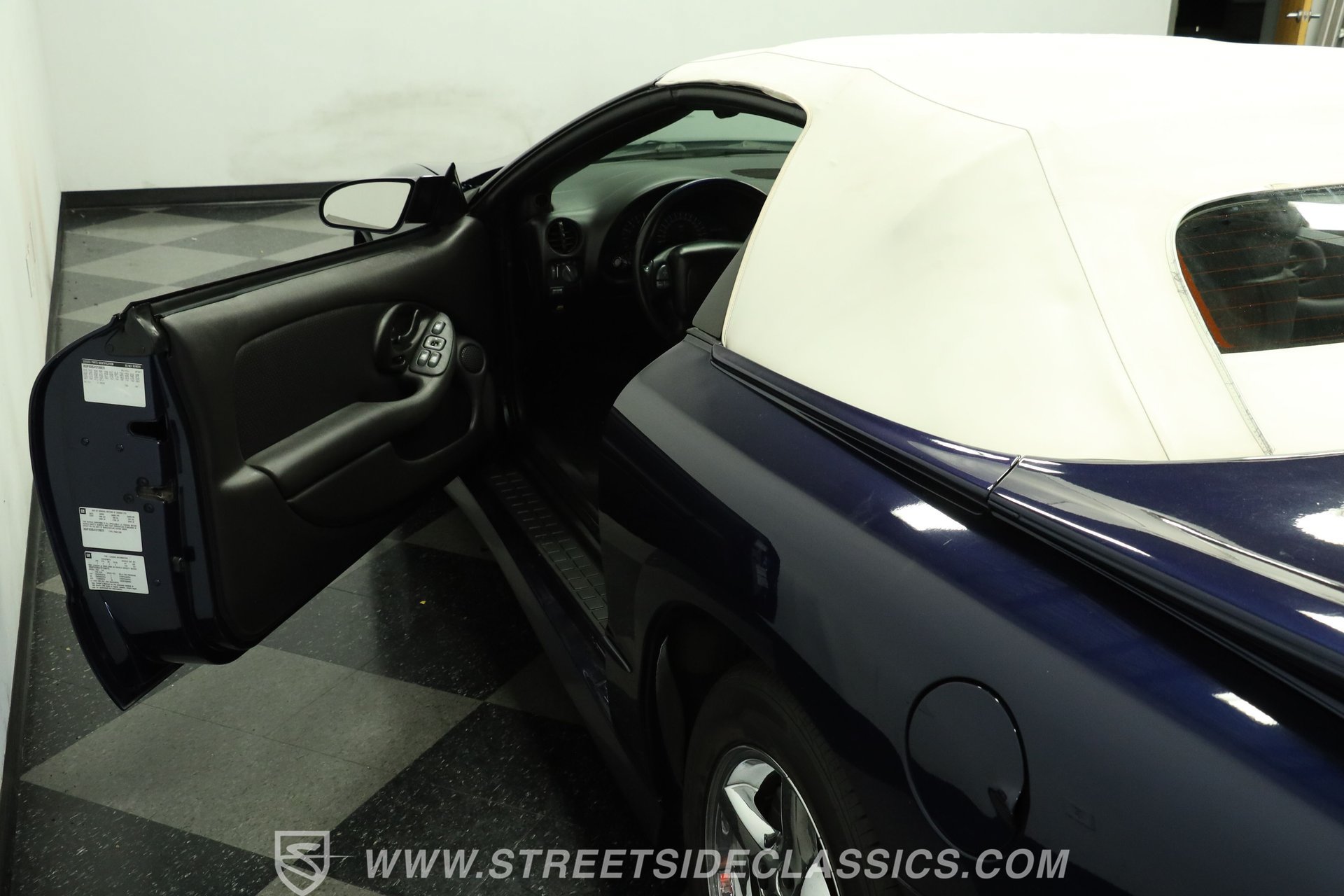 Used 2001 Pontiac Firebird Trans Am RWD image 33