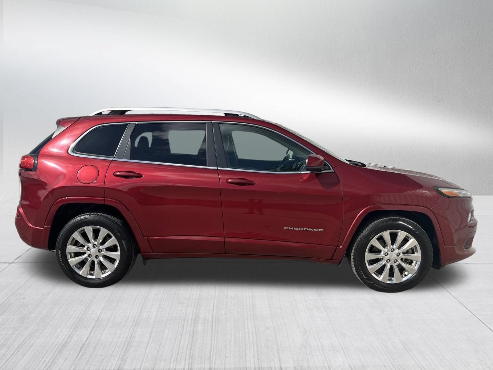 Used 2017 Jeep Cherokee Overland w/ Technology Group FWD image 5