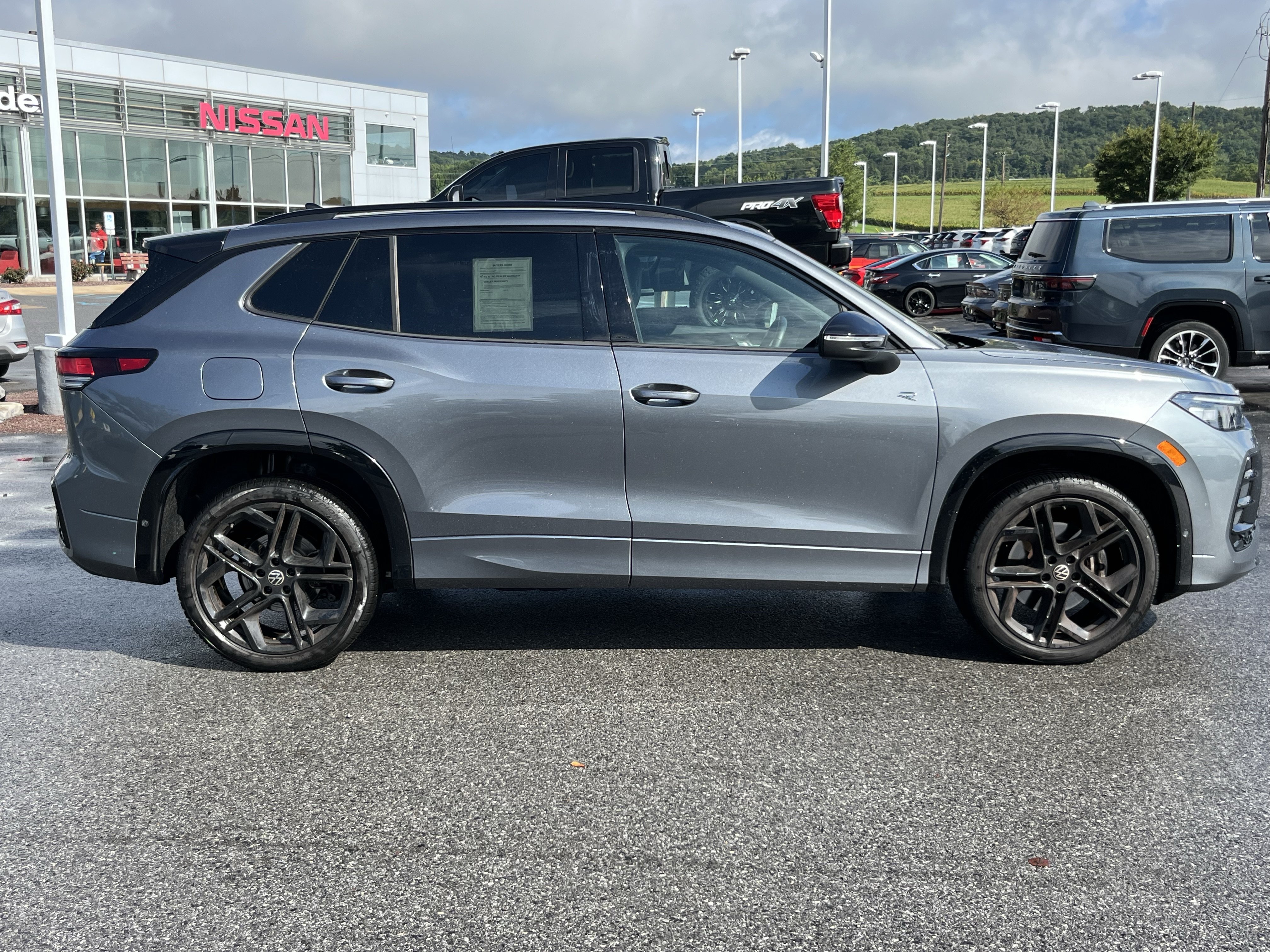 Used 2025 Volkswagen Tiguan SE R-Line AWD/4WD image 2