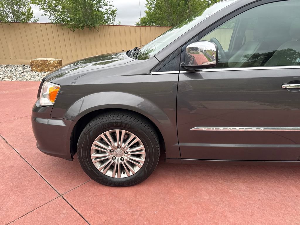 Used 2015 Chrysler Town & Country Touring-L w/ Driver Convenience Group FWD image 39
