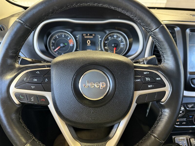 Used 2016 Jeep Cherokee Latitude w/ Safety/Convenience Group AWD/4WD image 24