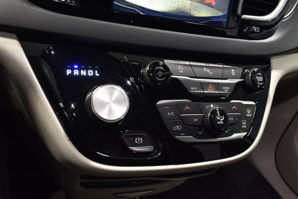 Used 2020 Chrysler Pacifica Touring-L Plus image 26