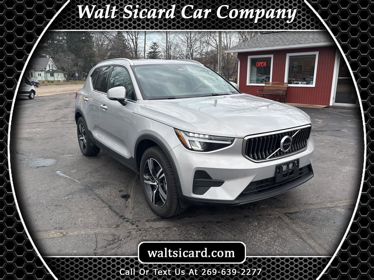 Used 2025 Volvo XC40 B5 Core image 1