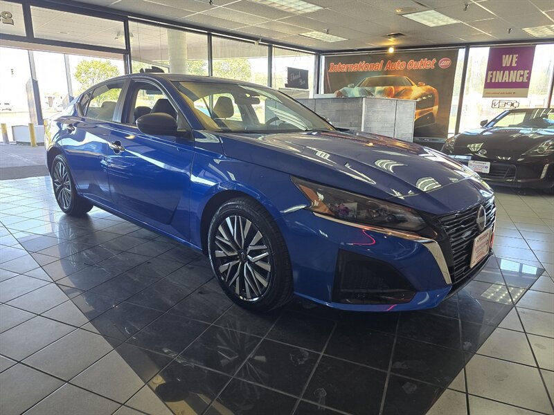 Used 2025 Nissan Altima 2.5 SV FWD image 3