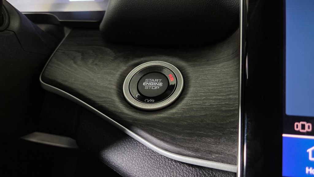 Used 2023 Jeep Grand Cherokee Limited w/ Luxury Tech Group II image 21