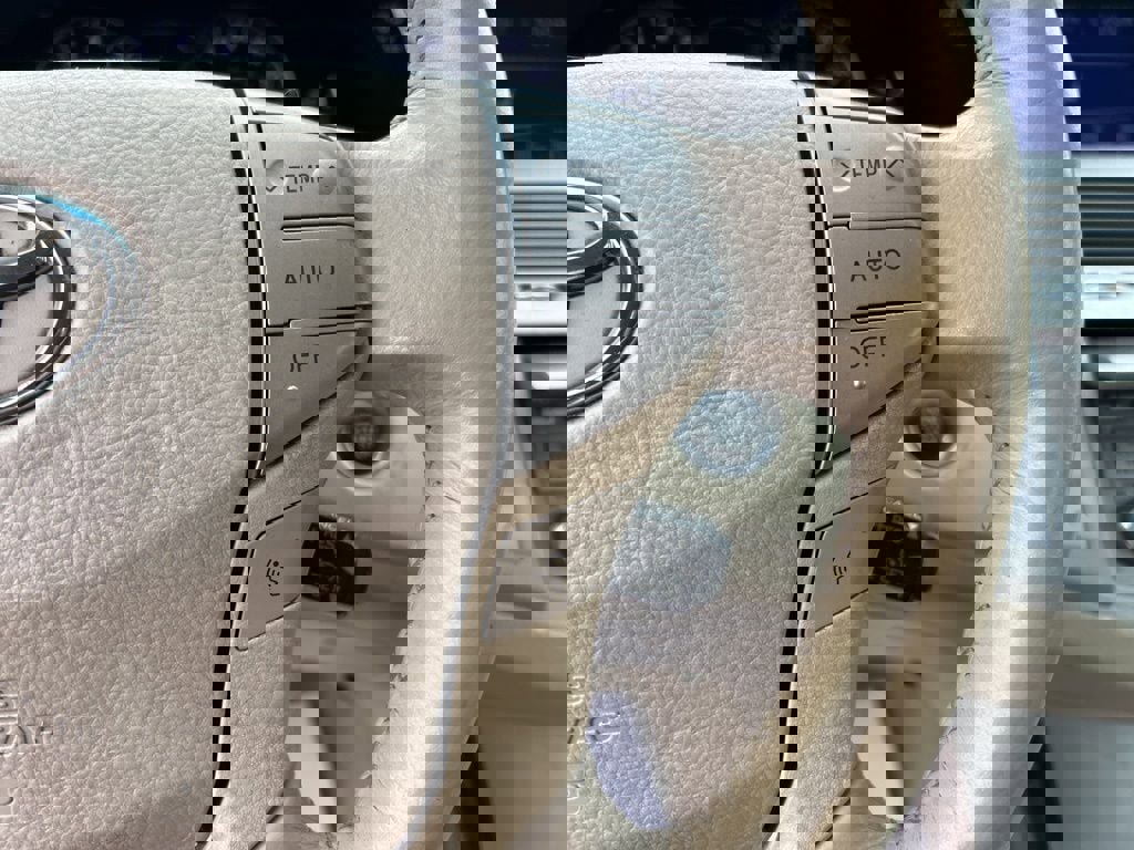 Used 2010 Toyota Avalon Limited image 9