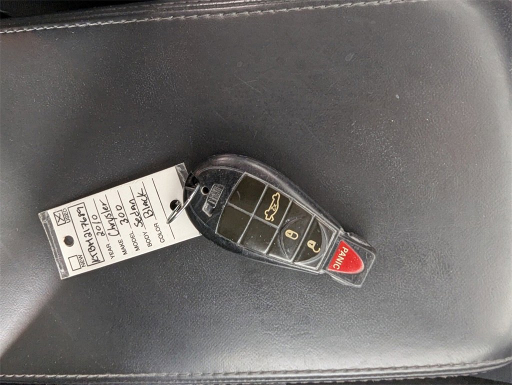 Used 2010 Chrysler 300 Touring image 22