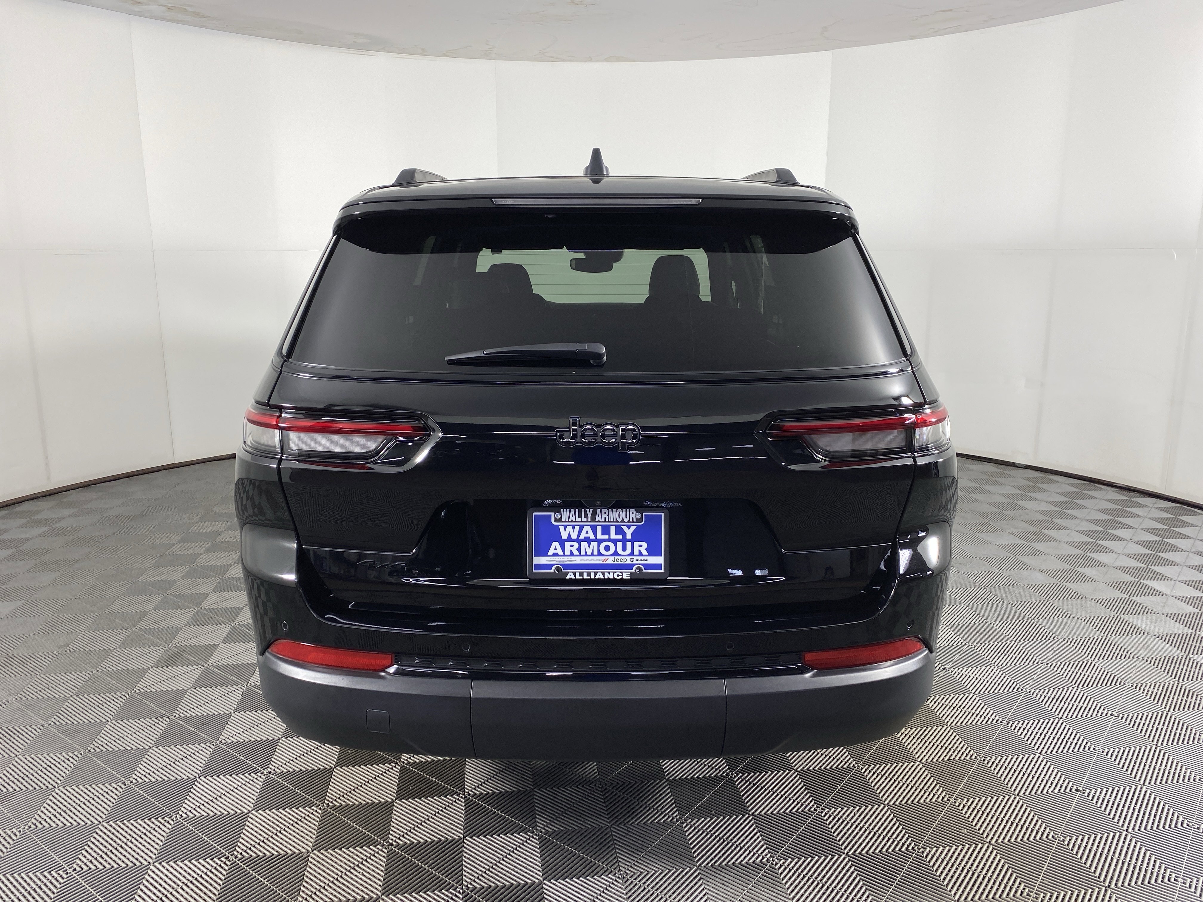 Used 2023 Jeep Grand Cherokee L Laredo image 9