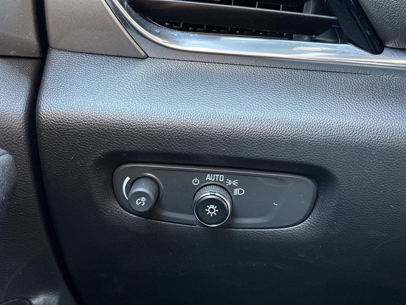 Used 2023 Chevrolet Traverse LT w/ Rear Camera Mirror Package image 26