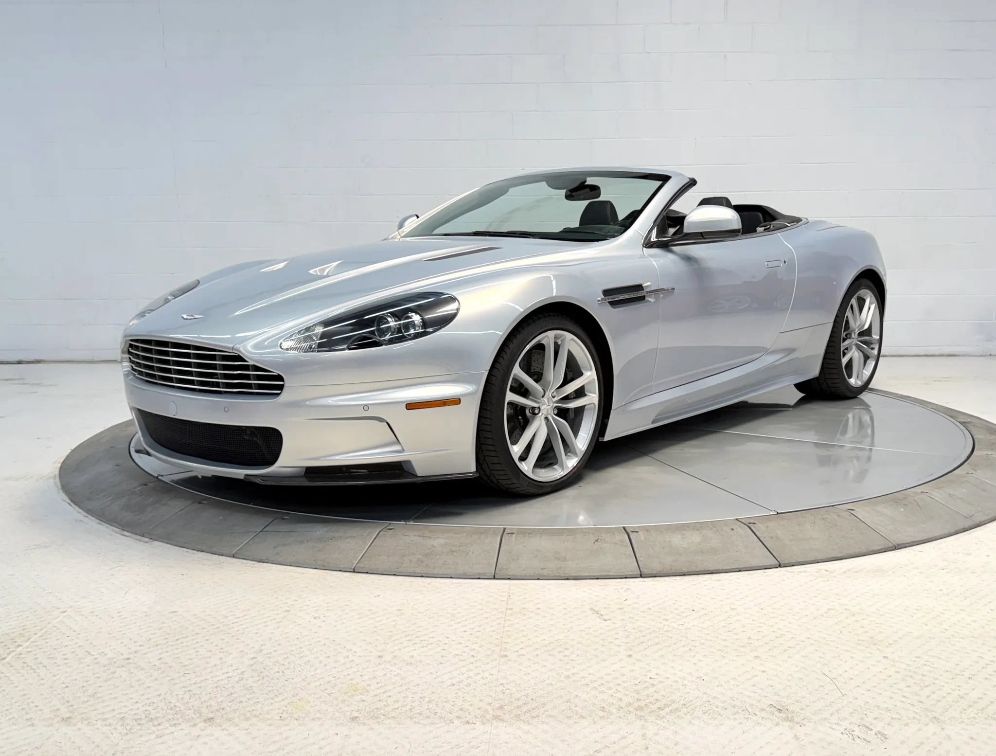 Used 2012 Aston Martin DBS Volante RWD image 2