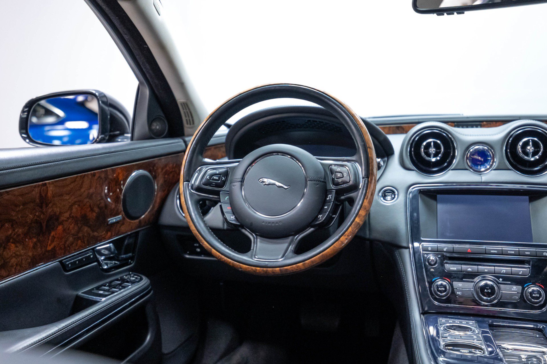 Used 2013 Jaguar XJ AWD image 24